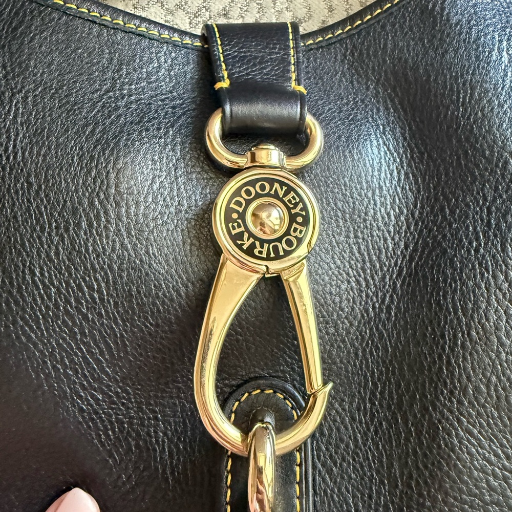 Authentic Dooney & Bourke Logo Lock Shoulder Bag in classic black leather - Picture 4 of 8